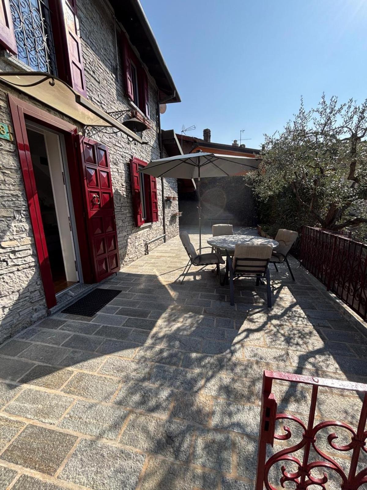 Ester Lakehouse, Graziosa Casa Indipendente Lierna Exteriör bild